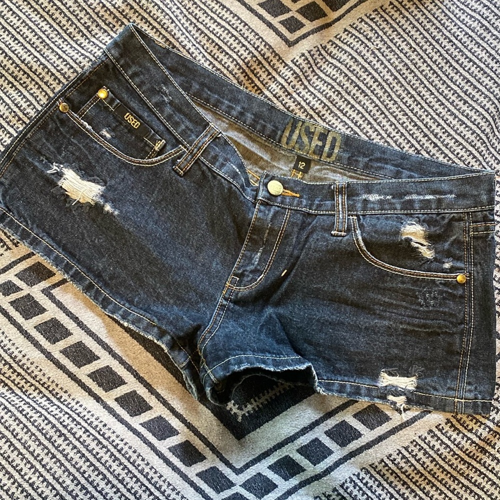 Distressed button back-pocket 5-pocket denim shorts